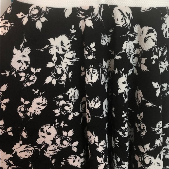 White And Black Dress - Picture 3 of 4